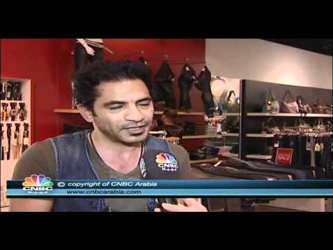 في كل مرة تشتري قطعة ملابس أونلاين، يكون هناك شك هل المقاس مناسب؟ هل القماش سيبدو كما في الصور؟. تصل القطعة.. تجربها.. تكتشف أنها ليست كما توقعت فتعيدها مرة أخرى. هذه القصة تتكرر ملايين المرات يومياً حول العالم وتكلف شركات الأزياء مليارات الدولارات سنوياً. لكن الآن.. يتغير المشهد.. الذكاء الاصطناعي بدأ يدخل عالم التسوق الإلكتروني بطريقة مختلفة.. لم يعد مجرد توصيات أو إعلانات بل أصبح "مرآة ذكية". للمزيد 