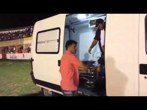 Meia Da Silva, do Baraúnas, é socorrido durante partida contra o ABC