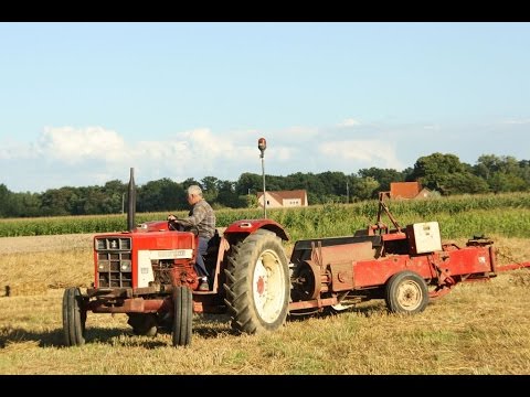 Landb. Langbeen - Nieuwenrode - kleine balen persen - International 824 met een International 440