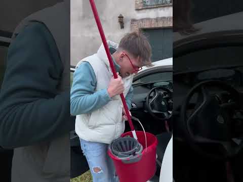 Anche a voi quando cade qualcosa nei sedili non la trovate più?🤣