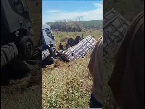 Colisão entre carreta e caminhão F-4000 deixa um morto no Ceará