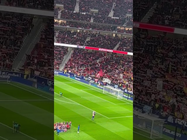Vídeo relacionado con Bandera Atlético de Madrid Mediana - 120 x 90 cm - Producto Oficial del Atleti - Apoya a tu equipo - Vamos Atleti!