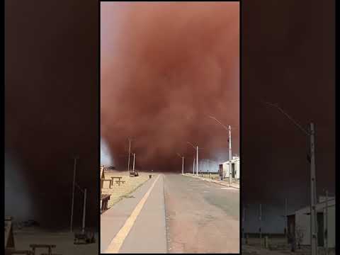 Redemoinho assusta moradores. O vídeo foi gravado em Perolandia-GO. #noticias #goias #redemoinho
