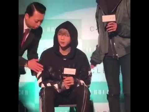 KANG DANIEL (WANNA ONE) SORRY FOR BEING SICK !!! HE CAN'T TALK AND STAND !!!!!!!