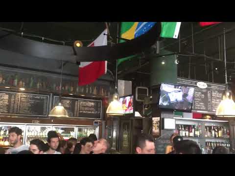 Brasileiros cantando evidências na gringa em vancouver, Canadá