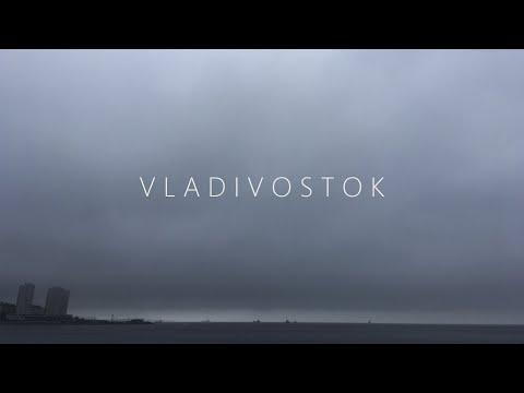 Andando pelo centro da cidade durante o dia na cidade de Vladivostok FullHD City Ambience