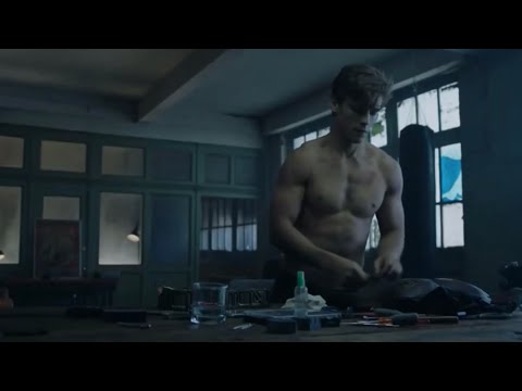 Titans 1x01 | Robin Cleans his Suit