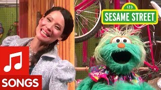 Sesame Street: Lucy Liu and Rosita Sing My Favorite Sneakers Song