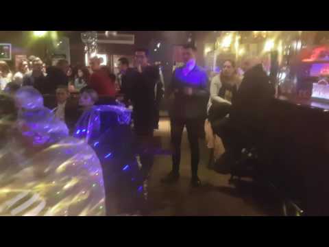 Karaoké: Mon frère (Ahmed Mouici et Daniel Lévi) par Mika et Olivier