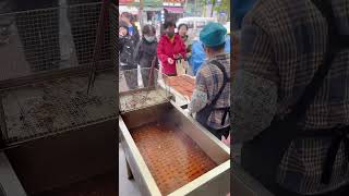 Make fried dough sticks for breakfast sale