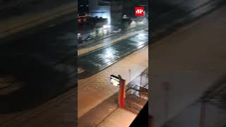 Motoboy é arrastado por forte enchente em Juiz de Fora (MG) #shorts