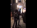 Стив Тайлер (Aerosmith) поет на улице в Москве 