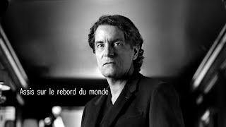 Assis sur le rebord du monde