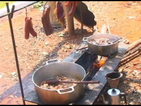 QUEIMA DO ALHO EM MARTINHO CAMPOS TEM MUITOS HOMENS PREPARANDO AS COMIDAS DOS TROPEIROS.