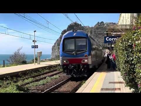 Italy: Attenzione: treni in transito! Allontanarsi dalla linea gialla!