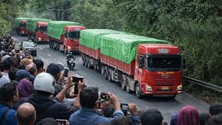 Download lagu Rombongan Truk Trailer Siba Surya Berjuang Taklukkan Tanjakan Sitinjau Lauik mp3