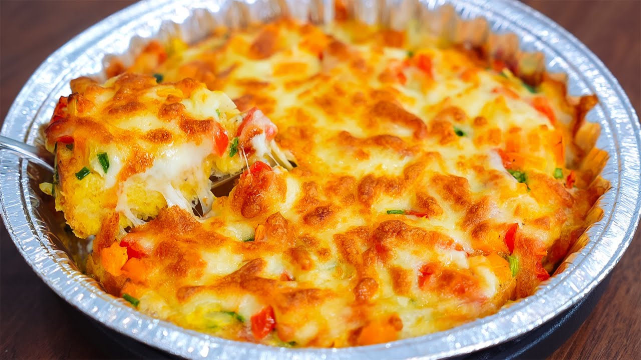 Tastier than pizza, pour the eggs over the bread! Simple and so delicious breakfast in minutes!