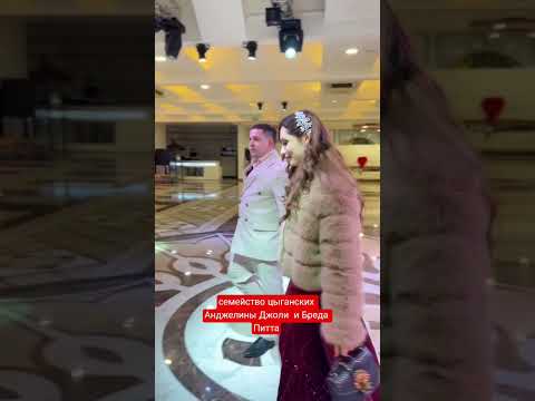 этот мужчина хоть не идёт в переди, бросив своих принцесс, молодец