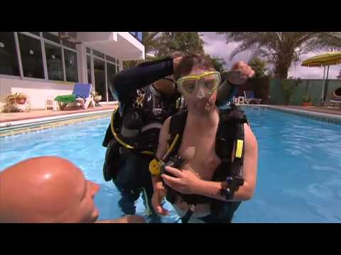 I en anden del af Danmark - Fraklip Jan dykker i poolen