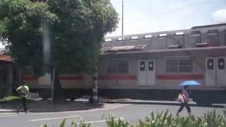 preview picture of video 'Road Trip: PNR Train Crossing Buendia Makati'