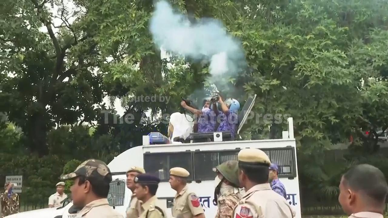India police deploy tear gas against Cockroach movement protesters marching on Parliament