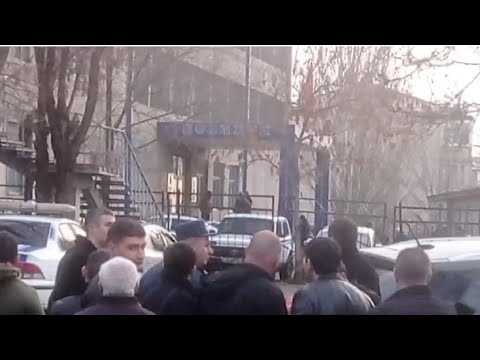 Իրավիճակը լարվեց. նռնակով զինված տղամարդը բարձրաձայն կոչ է անում