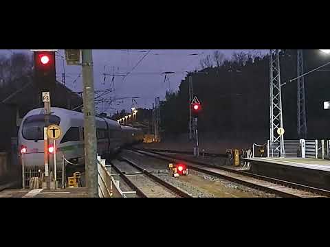 ICE 1710 fährt in die abstellungguppe in Ostseebad Binz neben dem ICE 1672 Am 13.02.2023