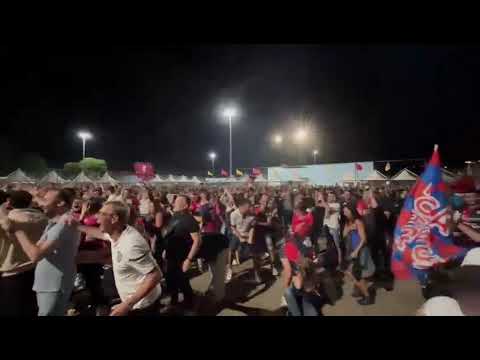 Bari - Cagliari 0-1: l'esultanza dei tifosi al gol di Pavoletti