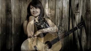Meet Folk Singer-Songwriter Gwyneth Moreland