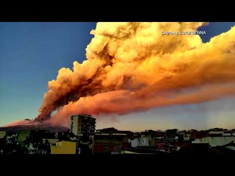 埃特納山讓意大利的天空充滿了橙色的煙霧。 (Mount Etna fills the Italian sky with orange smoke)