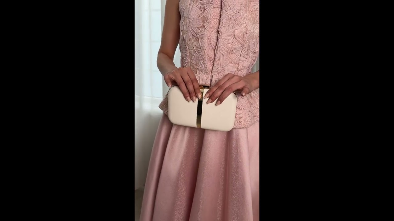 شنطة سهرة مزينة بشريط معدني ذهبي - اوف وايت