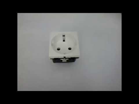 Legrand Mosaic vieno lizdo įžeminimas Schuko 16A 250V, balta (077213) video