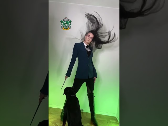 Vídeo relacionado con Túnica de mago de Hogwarts, capa de Ravenclaw, capa de Hufflepuff, disfraz de cosplay de Harry Potter para adultos 93200 (M-XL) (Hufflepuff, XL)