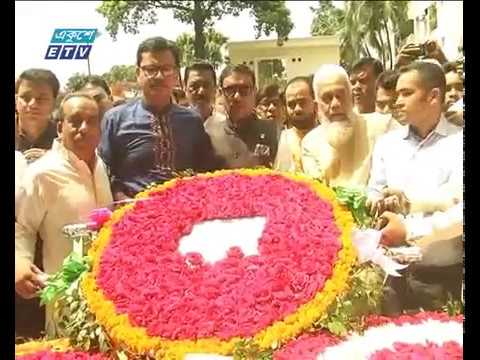 হলি আর্টিজান রেঁস্তোরার সামনে ফুল দিয়ে নিহতদের প্রতি শ্রদ্ধা