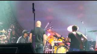 Chris Daughtry singing PHOTOGRAPH with Carlos Santana-Aug 25, 2010