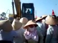 Hải Dương: Phản đối cướp đất, một người dân bị xe ủi cán đè lên người