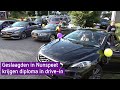 Scholieren uit Nunspeet halen hun diploma op in een drive-in