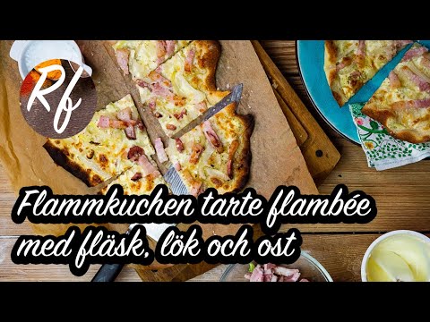 Flamkuchen eller tarte flambée toppad med varmrökt fläsk, gul lök, svartpeppar, lite ost och crème fraiche. >