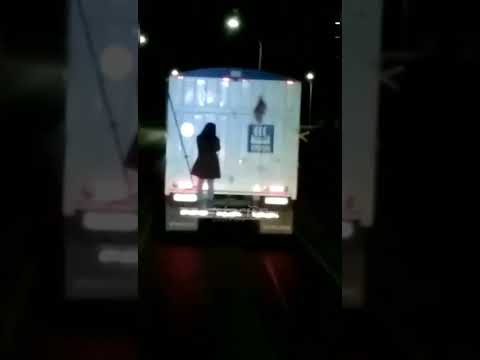 Camioneros filman un aterrador fantasma subido a su camión (Argentina)