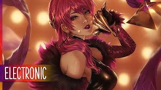 Felix Cartal &amp; Lights - Love Me