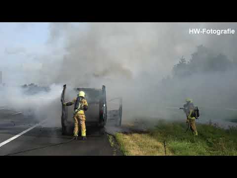 Bestelwagen vliegt spontaan in brand op A28