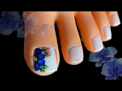 Uñas decoradas con FLOR AZUL /ONE STROKE