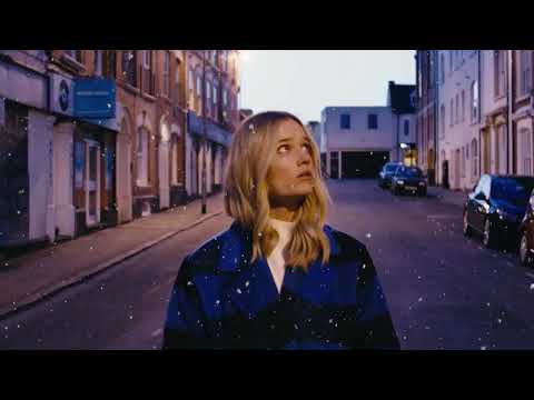 Florrie - Kissing In The Cold (Mistletoe Version) (Official Audio)
