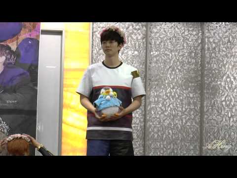 141005 명동 팬사인회 펭귄 리본 묶어주는 준호