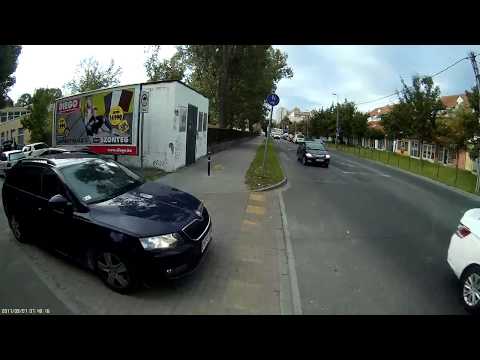 A harmadik sípszó után kérem nézzen jobbra - After the third tone please look right