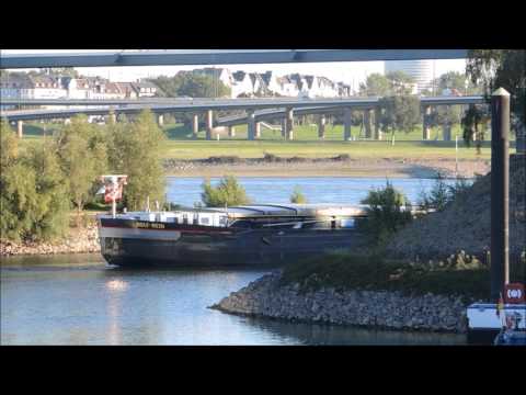 Schiff Rolf Hein in Düsseldorf auf dem Rhein rückwärts aus dem Hafen