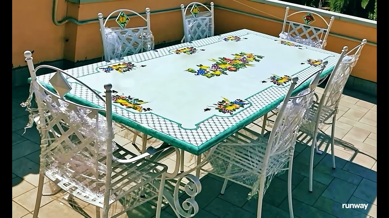 Tavolo in pietra lavica dipinto a mano da esterno ed interno