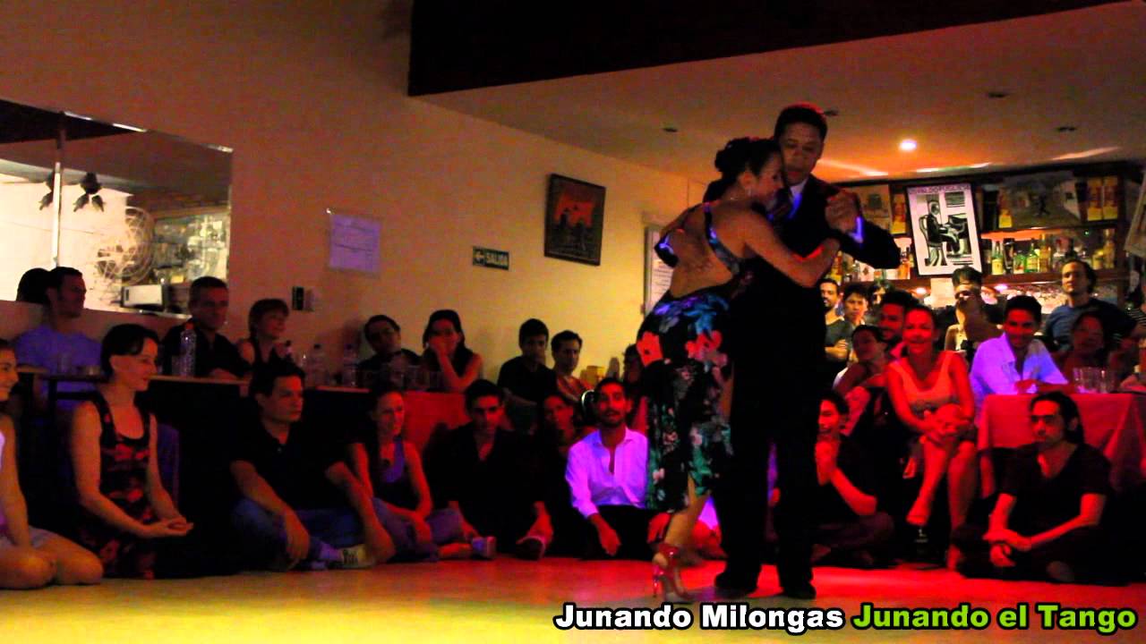 ROBERTO ZUCCARINO Y JESSICA ARFENONI EN LA MILONGA 10 (Milonga)
