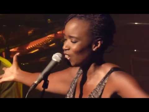 Awa Ly . Casino de Paris 18/09/2015 " Doum doum doum"