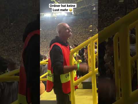 Wenn der Ordner die Stimmung im Stadion scheisse findet…😂 #bvb #dortmund #stadion #stimmung